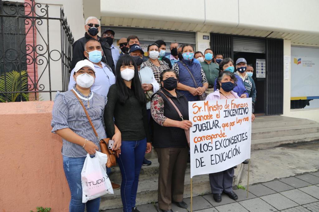 VillaFernando_'s tweet photo. Decenas de ex trabajadores del Ministerio de Educación, reclaman desde hace más de 2 años sus indemnizaciones. Varios han muerto, otros están enfermos. Ellos no tuvieron la suerte de Andrés Arauz. Diles algo candidato @ecuarauz https://t.co/1WdDWLq86v
