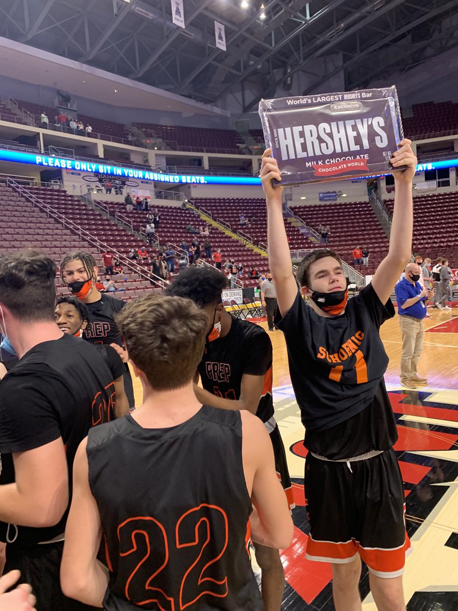 CPRamblerHoops's tweet photo. BIG M🏀🏀D!!! #StateChamps #RollRamblers https://t.co/L7f8urrm4e