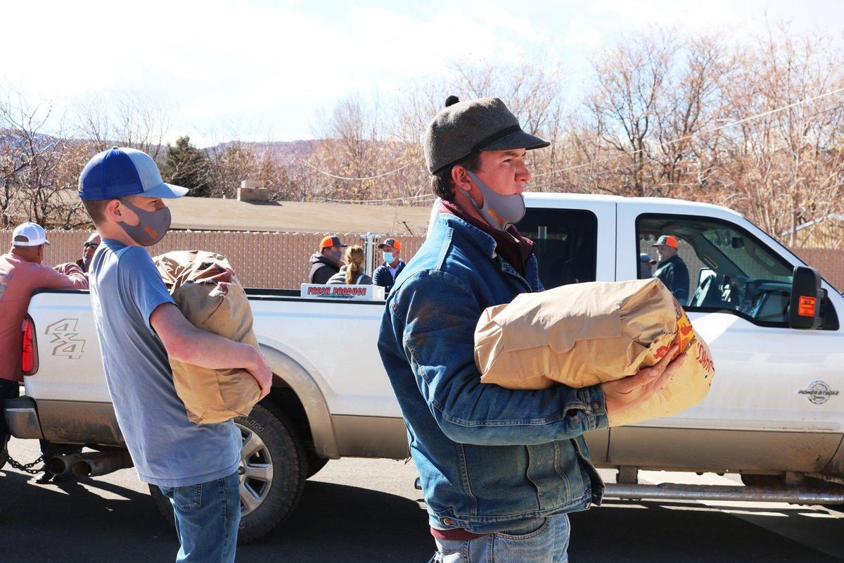KSL_AlexCabrero's tweet photo. About 300 families in Kane County don't have to worry about where their next meals are coming from. @FeedingUtah did another one of its "miracle projects" in Kanab tonight. Last year, the program donated about a million pounds of food to people and communities throughout Utah. https://t.co/LLu3m6y3Bv