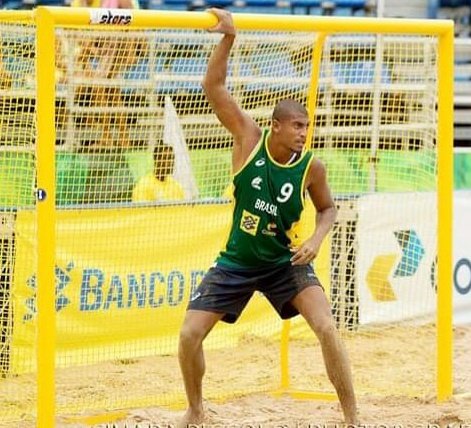 arenabeachhand's tweet photo. Um Feliz Aniversário ao melhor defensor do mundo! Parabéns, Diogo! #parabens #parabéns #felizaniversario #HAPPYBIRTHDAY 🥅🤾♂️ #handeboldeareia #handballdeareia #beachhandball #beachhåndball #beachhandboll #beachhand #balonmanoplaya #andeboldepraia #pallamano #handbeach #ihf #cbhb https://t.co/SK5r90nxFT