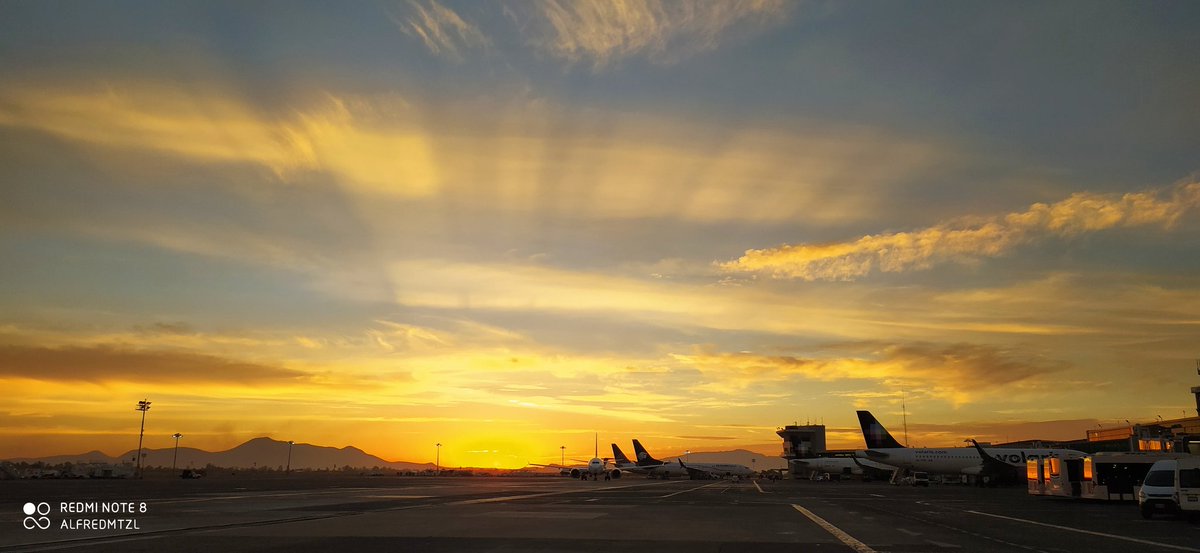 Avdr_73's tweet photo. #IsMagic @Aeropuerto_GDL @MeteoJalMX @AstroAventura @Enel_Aire @webcamsdemexico https://t.co/N4JgwIFZA5