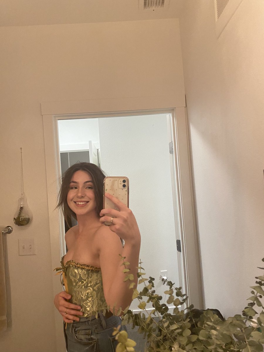 ava_sawyer's tweet photo. got my corset in the mail and I won’t shut up about it https://t.co/XAN5bFb5Bl