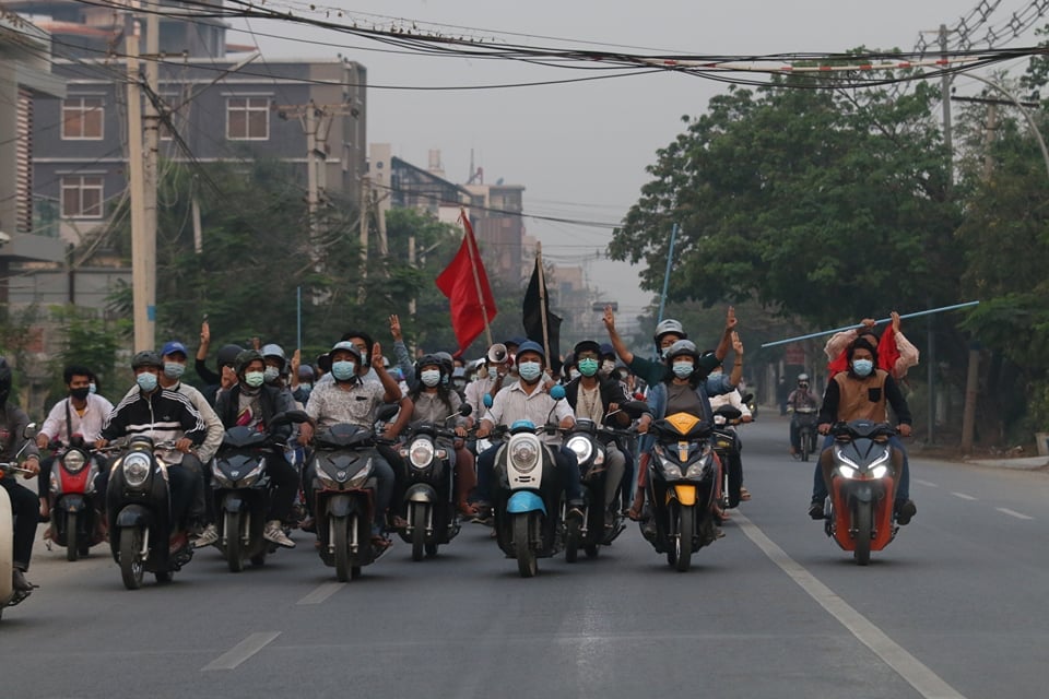 Matthew Tostevin (@tostevinm) on Twitter photo As Myanmar's junta leader was addressing a parade on Armed Forces Day, these protesters were out in Mandalay to denounce last month's coup #WhatsHappeningInMyanmar from <a href="/IrrawaddyNews/">The Irrawaddy (Eng)</a> As Myanmar's junta leader was addressing a parade on Armed Forces Day, these protesters were out in Mandalay to denounce last month's coup #WhatsHappeningInMyanmar from <a href="/IrrawaddyNews/">The Irrawaddy (Eng)</a>
