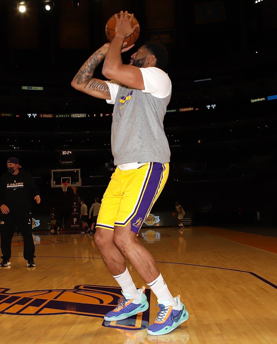 nike cosmic unity on court