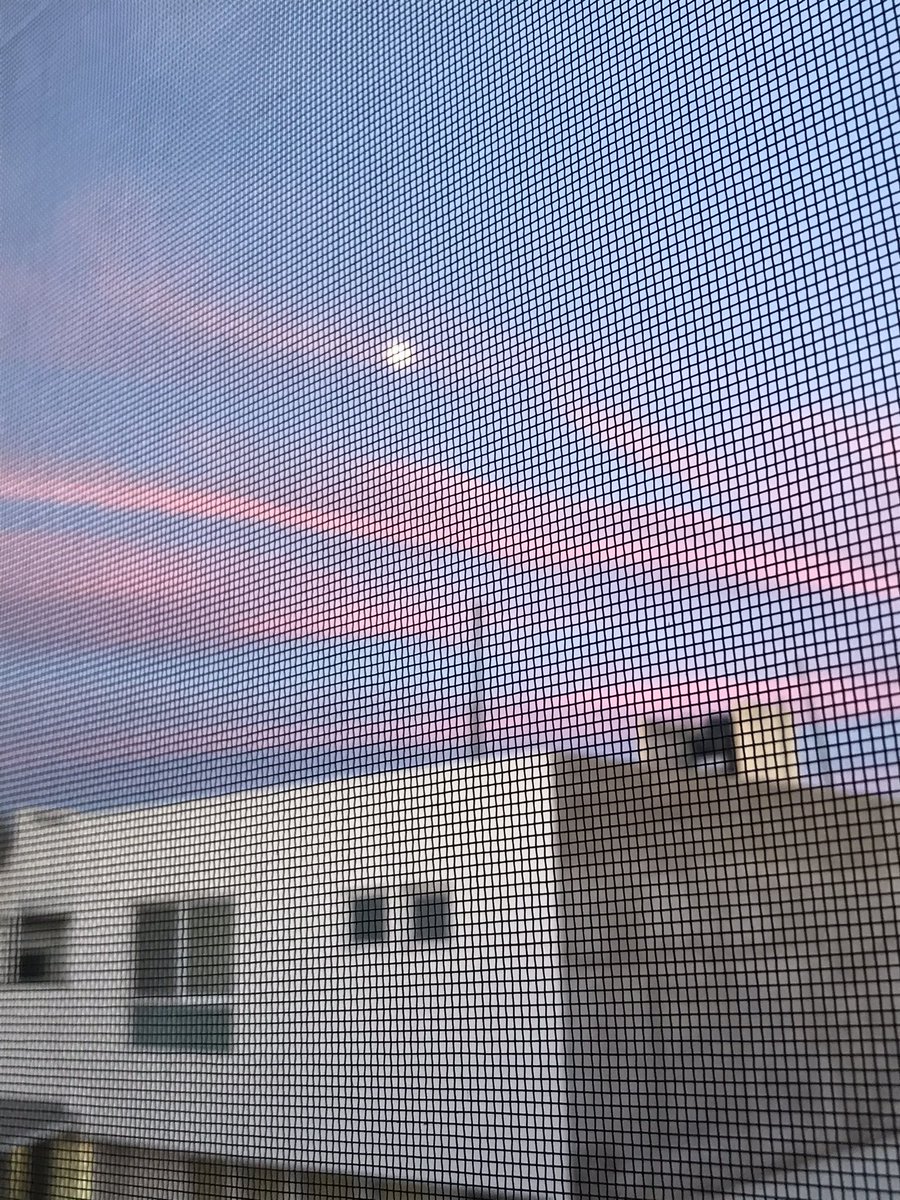 lululopezsalas's tweet photo. Cielo #azulyrosa y luna #hermosa #Durango vista desde mi ventana cerrando el viernes😀 https://t.co/4XeZJv9WJt