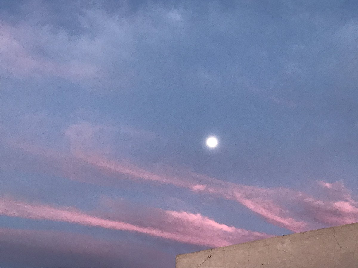 lululopezsalas's tweet photo. Cielo #azulyrosa y luna #hermosa #Durango vista desde mi ventana cerrando el viernes😀 https://t.co/4XeZJv9WJt