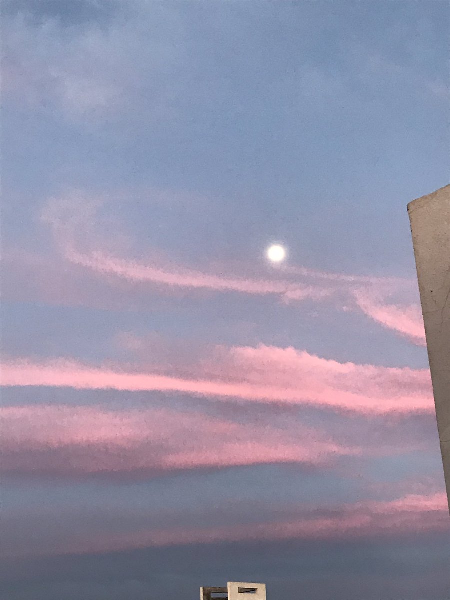 lululopezsalas's tweet photo. Cielo #azulyrosa y luna #hermosa #Durango vista desde mi ventana cerrando el viernes😀 https://t.co/4XeZJv9WJt