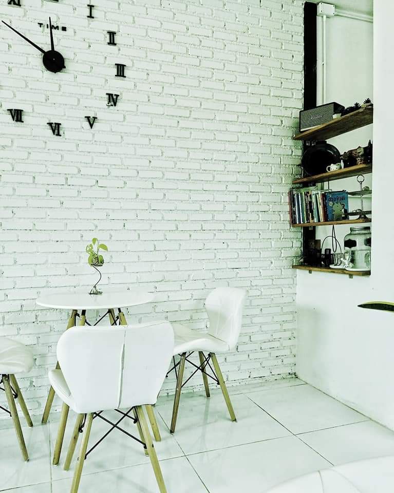 phanuwat_bas's tweet photo. Baan หลังสวน Cafe at กว๊านพะเยา

ร้านกาแฟเล็กๆ น่ารักๆ 😊😊 กับบรรยากาศภายในร้านที่ดูสะอาดตาคุมด้วยโทนขาวแบบมินิม้อล น่ารักชิคๆ 

🕘 เปิดบริการ
      วันจันทร์ - วันเสาร์  07:30 – 16:30 น.

📌พิกัด :ด้านหลังสวนสมเด็จย่า กว๊านพะเยา

#รีวิวพะเยา #ร้านกาแฟพะเยา #ReviewPhayao https://t.co/fHvroqAT73