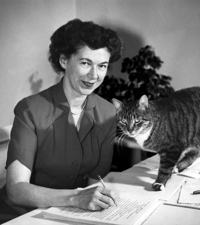 'I think children want to read about normal, everyday kids. That's what I wanted to read about when I was growing up.' Rest peacefully, Beverly Cleary. ❤️ She was 104 years old. npr.org/2021/03/26/311… via @NPR