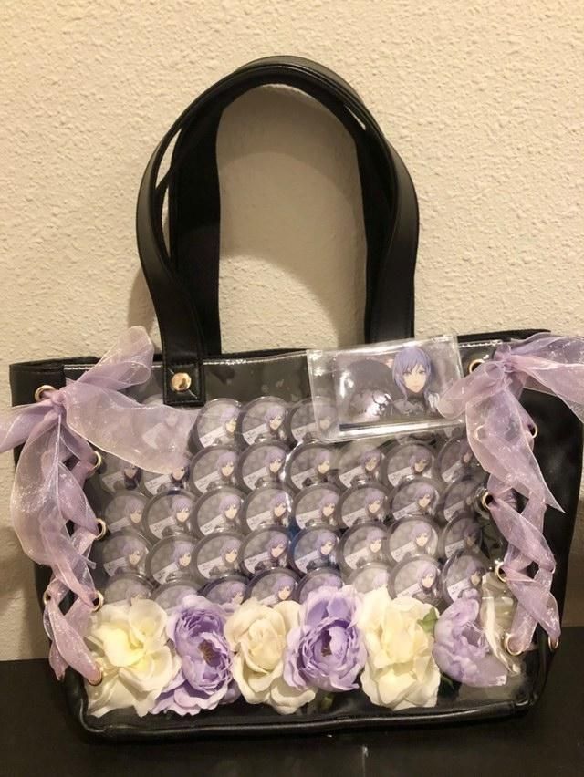 itabagcentral's tweet photo. Character: Yuri 
Series: Fire Emblem 3 Houses
Itabagger: @cielotoissho

This bag is so impressive! The purple and white flowers along with the ribbon really boost this bag to a professional level, great work - PB 👾

#FE3H #FE3Houses #FireEmblem #FireEmblemThreeHouses #yuri https://t.co/PlhA3rCq2F