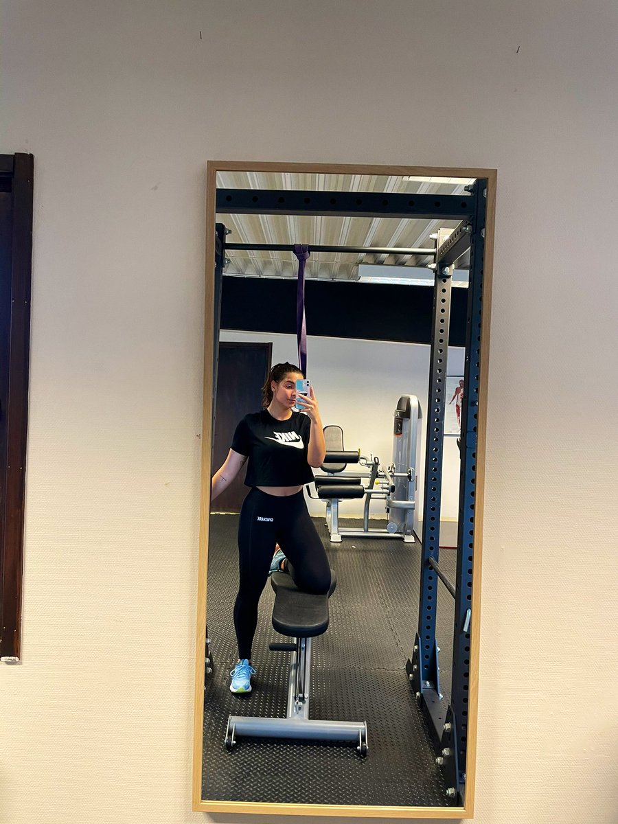 DTchange's tweet photo. Can barely walk after my legday earlier this week combined with yesterdays crossfit, but I managers to walk myself to the gym for chest+tricep. Hit a Low weight High rep training and starting to feel good and energized again💪🏽 https://t.co/R0Gu090y10