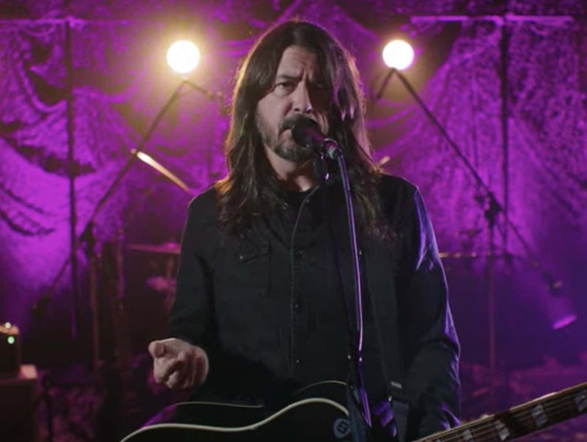 barstoolsports's tweet photo. The Full Story Behind 'Everlong' By Foo Fighters (As Told By Dave Grohl) Is Awesome https://t.co/E2X05mXShB https://t.co/D2jkYbDuoC
