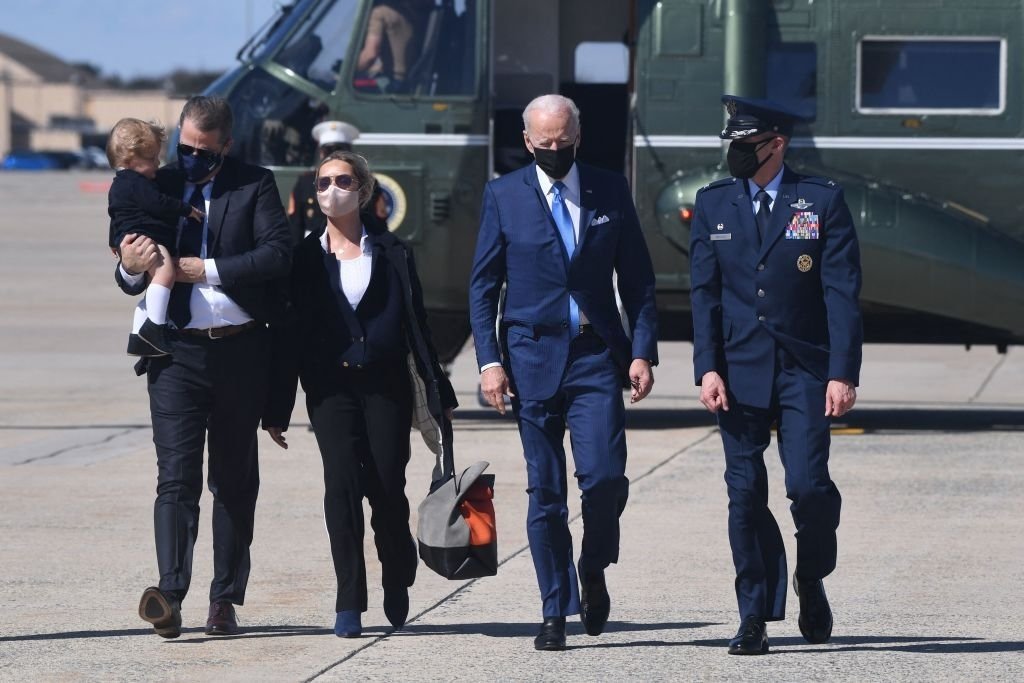 ChrisDJackson's tweet photo. This evening as @POTUS @JoeBiden travels back to Deleware, son Hunter, daughter-in-law Melissa, and grandson Beau all rode aboard Marine One and Air Force One with him.

Retweet if you are glad to have this family man as your Commander in Chief. 🇺🇸 https://t.co/SI0nhFbrot