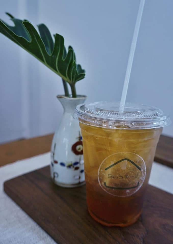 phanuwat_bas's tweet photo. White Cottage ☕ ไวท์ คอทเทจ
_________________________________
📍 คาเฟ่เล็กๆ ที่ตกแต่งร้านได้น่ารัก เ���้นโทนสีขาวอบอุ่น กับกลิ่นไอ��ไตล์แบบญี่ปุ่น 🙂🙂 วันนี้ได้มีโอกาสแวะไปสั่งชาพีช ไม่ผิดหวังครับ คราวหน้าตั้งใจจะสั่งเมนูอื่นดูบ้าง

 #พะเยา #รีวิวพะเยา #ร้านกาแฟพะเยา https://t.co/bs7y5jDzjZ
