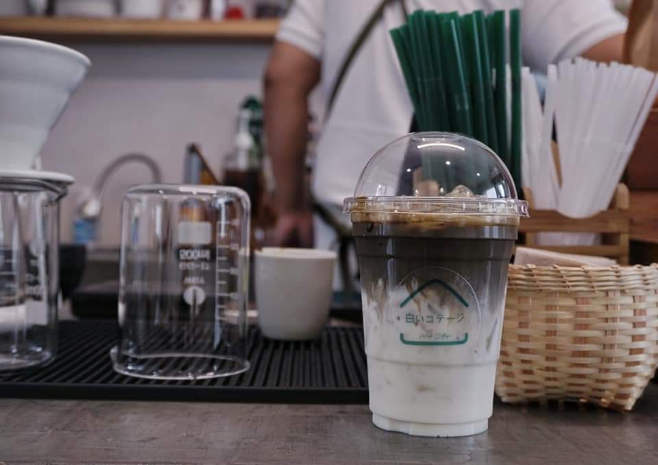 phanuwat_bas's tweet photo. White Cottage ☕ ไวท์ คอทเทจ
_________________________________
📍 คาเฟ่เล็กๆ ที่ตกแต่งร้านได้น่ารัก เ���้นโทนสีขาวอบอุ่น กับกลิ่นไอ��ไตล์แบบญี่ปุ่น 🙂🙂 วันนี้ได้มีโอกาสแวะไปสั่งชาพีช ไม่ผิดหวังครับ คราวหน้าตั้งใจจะสั่งเมนูอื่นดูบ้าง

 #พะเยา #รีวิวพะเยา #ร้านกาแฟพะเยา https://t.co/bs7y5jDzjZ