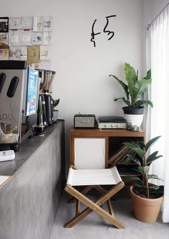phanuwat_bas's tweet photo. White Cottage ☕ ไวท์ คอทเทจ
_________________________________
📍 คาเฟ่เล็กๆ ที่ตกแต่งร้านได้น่ารัก เ���้นโทนสีขาวอบอุ่น กับกลิ่นไอ��ไตล์แบบญี่ปุ่น 🙂🙂 วันนี้ได้มีโอกาสแวะไปสั่งชาพีช ไม่ผิดหวังครับ คราวหน้าตั้งใจจะสั่งเมนูอื่นดูบ้าง

 #พะเยา #รีวิวพะเยา #ร้านกาแฟพะเยา https://t.co/bs7y5jDzjZ