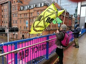 KangarooCaught's tweet photo. #ClimateAndEcologicalEmergency #CEEBill banner drop in #Birmingham #WestMidlands today!
Good support from passing drivers, incl some police. Average of one horn blower a minute during the 3.5hrs presence on a cool morning of rain, wind and sleet.

#XRBrum
#XR
#ExtinctionRebellion https://t.co/lhSqexlmFc