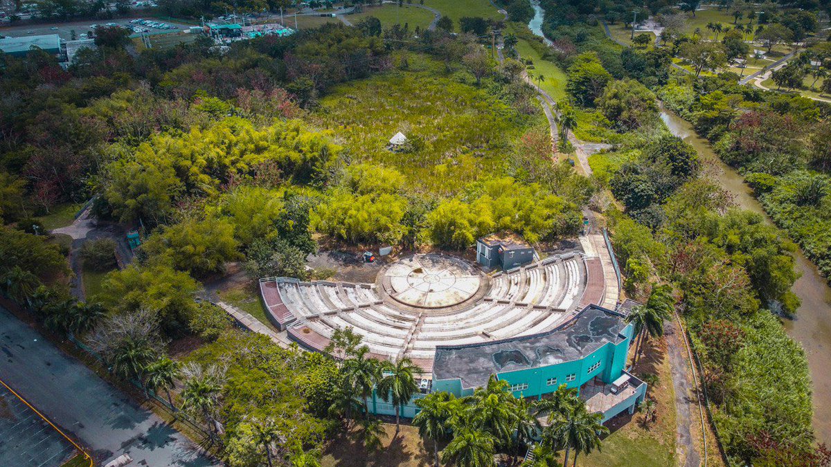 Pronto haremos que el Anfiteatro Tito Puente vuelva a ser el lugar de grandes encuentros culturales. Nuestro equipo municipal trabaja en su restauración. Aquí un antes, que circuló esta semana en redes sociales, y un después desde que comenzaron los trabajos.  #CiudadCapitalPR