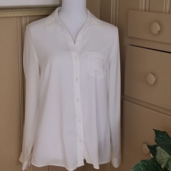 LANSSIPE's tweet photo. So good I had to share! Check out all the items I'm loving on @Poshmarkapp #poshmark #fashion #style #shopmycloset #thelimited #michaelkors #whitehouseblackmarket: https://t.co/ryngpbuCzA https://t.co/qxwGdgEwXJ