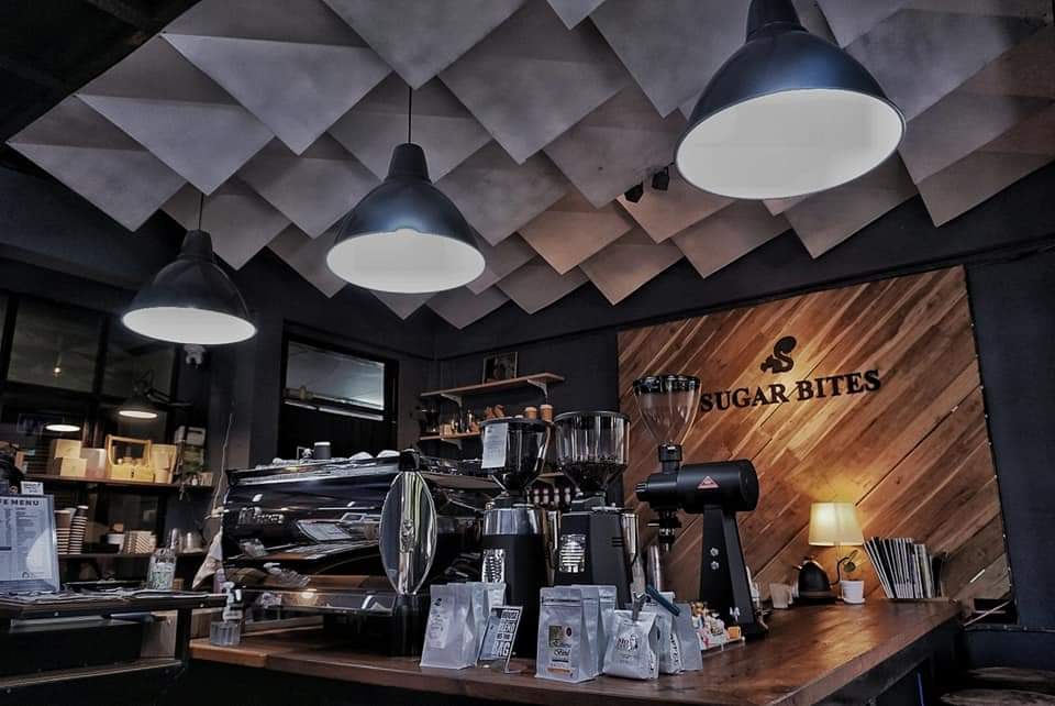 phanuwat_bas's tweet photo. Sugar Bites Café &amp; Homemade Bakery

📍📍 ร้านกาแฟและเบเกอรี่โฮมเมด ที่ดูอบอุ่น และน่ารักๆ ภายในร้านมีหลากหลายเมนูให้ท่านเลือก มีทั้งกาแฟ ชาเขียว ชานม โกโก้ ฯ หรือแม้แต่ ขนมหวานให้ลูกค้าได้เล��อกมากมาย ครับ

#รีวิวแพร่ #Reviewprae
#แพร่ #คาเฟ่แพร่ https://t.co/P92PRiwlAh