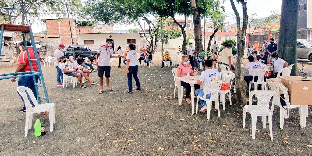 VincesSolorzano's tweet photo. Aquí no se rinde nadie, seguimos trabajando sin descanso Frente de Integración Manabita con el apoyo de la Estructura territorial de #Manabí de don @pepelasso en la Ciudadela 26 septiembre - #Portoviejo. https://t.co/BAr3SC3yRS