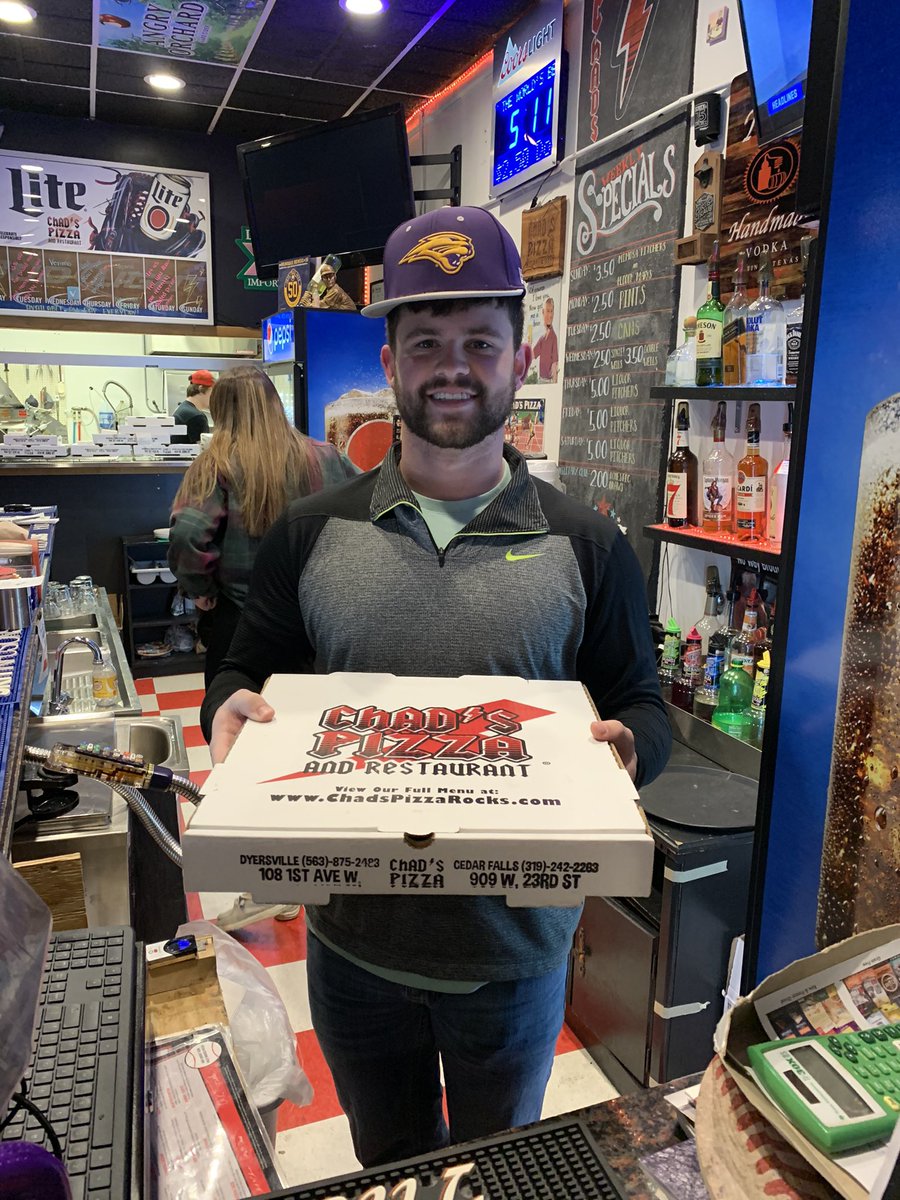 UNIClubBaseball's tweet photo. Best pizza in CF feeding us tonight before our games tomorrow!! S/O @ChadsPizzaCF 🍕 #Thers https://t.co/pCLhcuIXaH