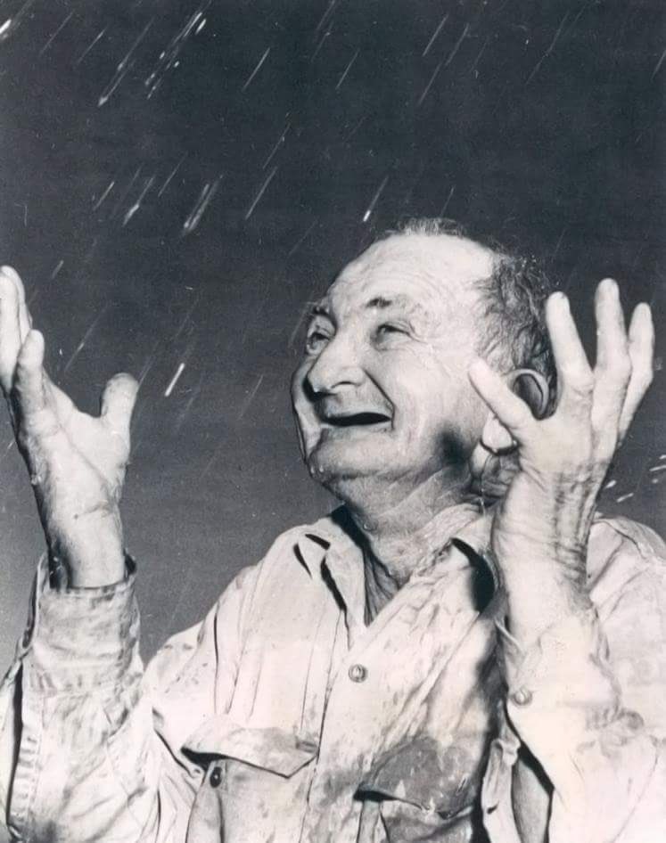 ddoniolvalcroze's tweet photo. Man celebrating end of drought in Texas, 1951 https://t.co/82dEKaJasL