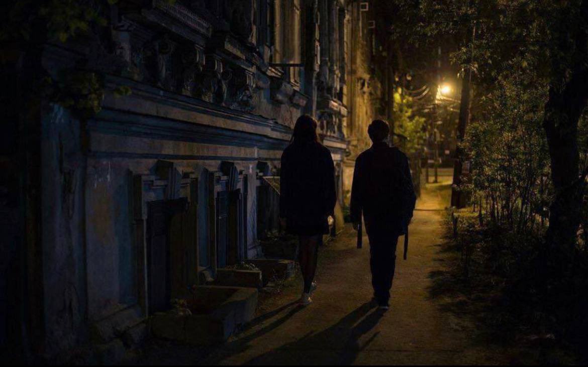 #فاتنـتي 
#قـــالـت_لـي
سنمشي
ذات يوم
أنا وأنت
لأول مرة
معًا تحت
هذهِ السماء
#خطواتك
تراقص خطواتي
#وضحكتك
تمتزج
بهدير البحر
تُطوّق بيديك
الاثنتين
ذراعي اليمنى
واضعًا رأسك
على كتفي
وستسألني عن
سبب ابتسامتي
وسأخبرك بأنني
قلت ذات يوم بأن 
هذا كله سيحصل
#إابـن_الـرافـديـن