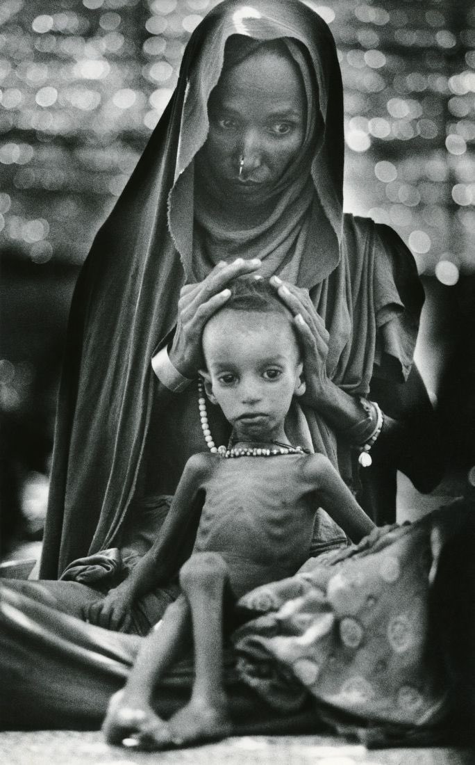 Stan Grossfeld’in 1984 yılında çektiği bu fotoğraf dünya gündemine bomba gibi düşerken, görenlerin korkuyla irkilmesine sebep olmuştu. Ancak ertesi yıl Pulitzer ödülü kazanacak olan fotoğraf, diğer taraftan da Wembley’de son bulacak çok uzun bir maratonun ilk kıvılcımı olacaktı.
