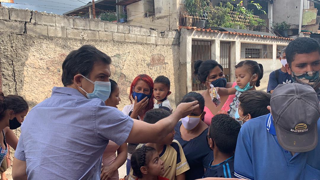 PJ_EdoMiranda's tweet photo. #26Mar Hoy recorrimos los altos mirandinos junto al líder de #Miranda @CarlosOcariz y la unidad para explicarle a los vecinos que para participar en elecciones debemos tener las mínimas condiciones que garanticen transparencia en los resultados
#mirandaexigecondiciones https://t.co/9Yq3NS1LfJ