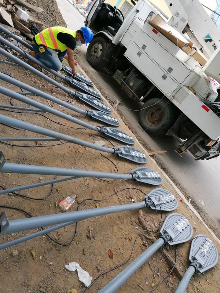 Asumiendo el  compromiso de llevar luz a todos los sectores de Sánchez Ramírez, continúan las brigadas de la <a href="/UERS_RD/">UERSRD</a> iluminando el futuro. Gracias a nuestro presidente <a href="/luisabinader/">Luis Abinader</a> y al  director <a href="/elvivasquezg/">Ing. Elvi Vásquez Guzmán</a>  por su compromiso de garantizar una ciudad iluminada y más segura.