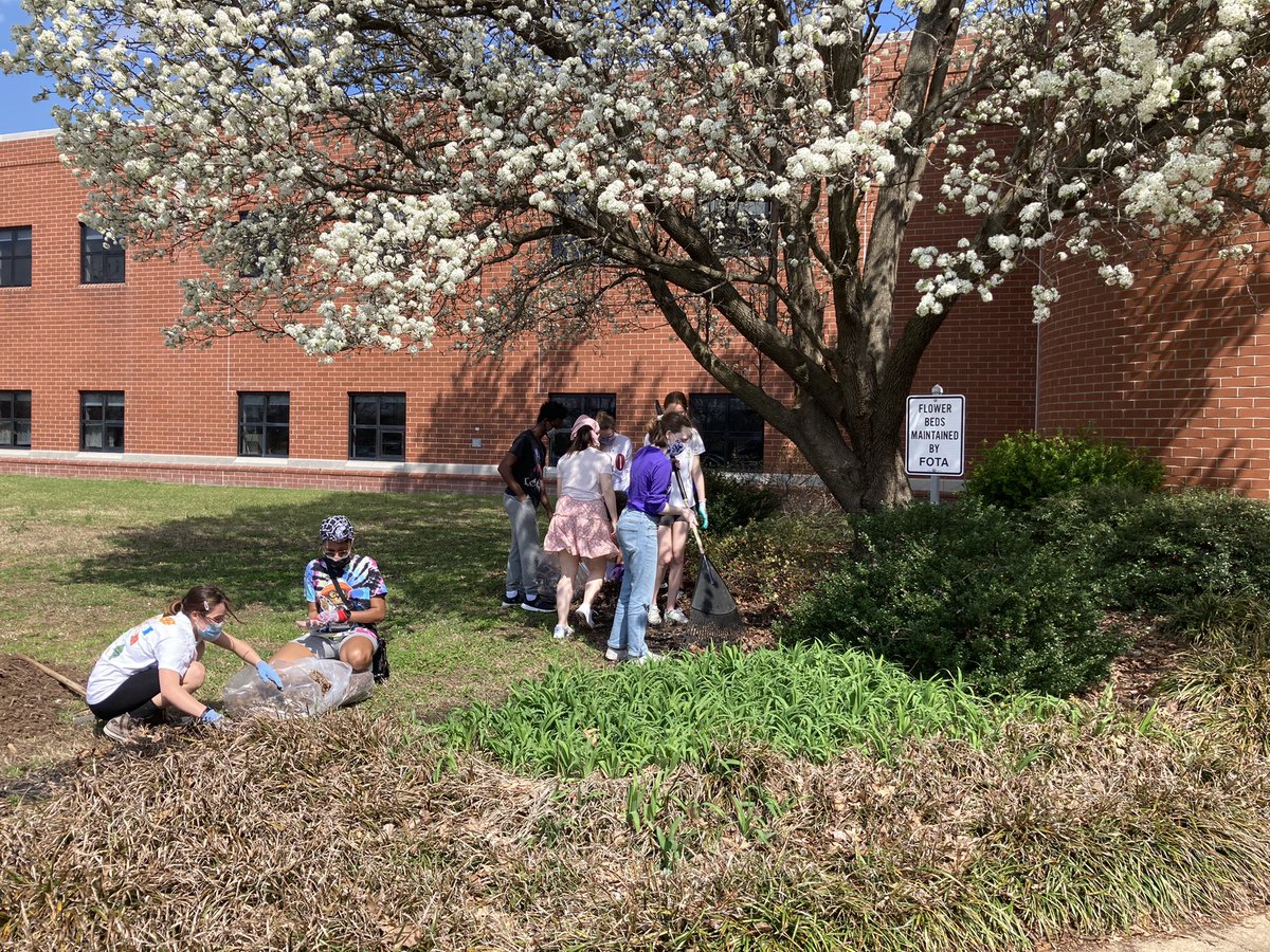 kypatton's tweet photo. It was a beautiful day to beautify our school grounds at the annual Spruce Up Salem event! Nice job, students &amp; advisors! ❤️🖤🌷🌞 @SalemHSVB @salem_nhs @SalemSCA @LeeaneTurnbull @vbschools https://t.co/Dxk7XmBclw