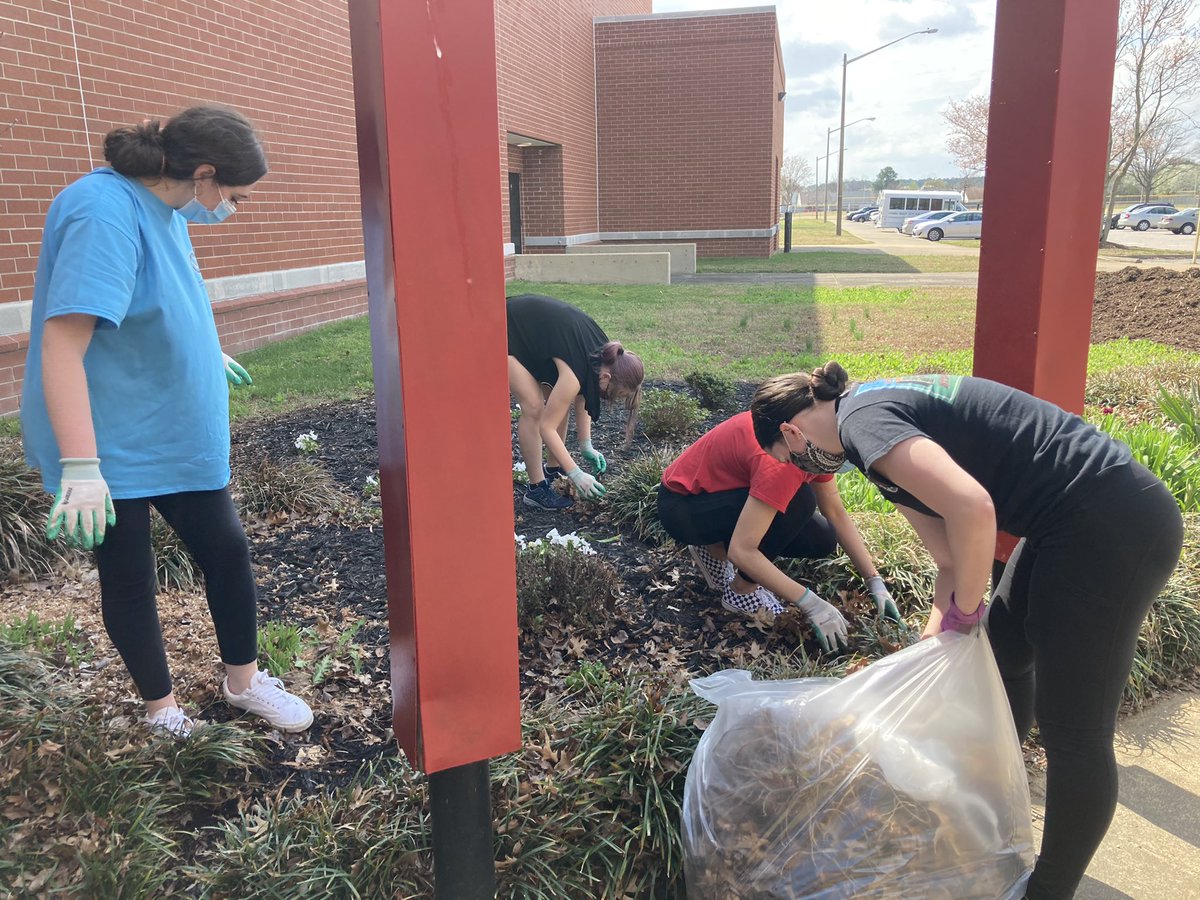 kypatton's tweet photo. It was a beautiful day to beautify our school grounds at the annual Spruce Up Salem event! Nice job, students &amp; advisors! ❤️🖤🌷🌞 @SalemHSVB @salem_nhs @SalemSCA @LeeaneTurnbull @vbschools https://t.co/Dxk7XmBclw