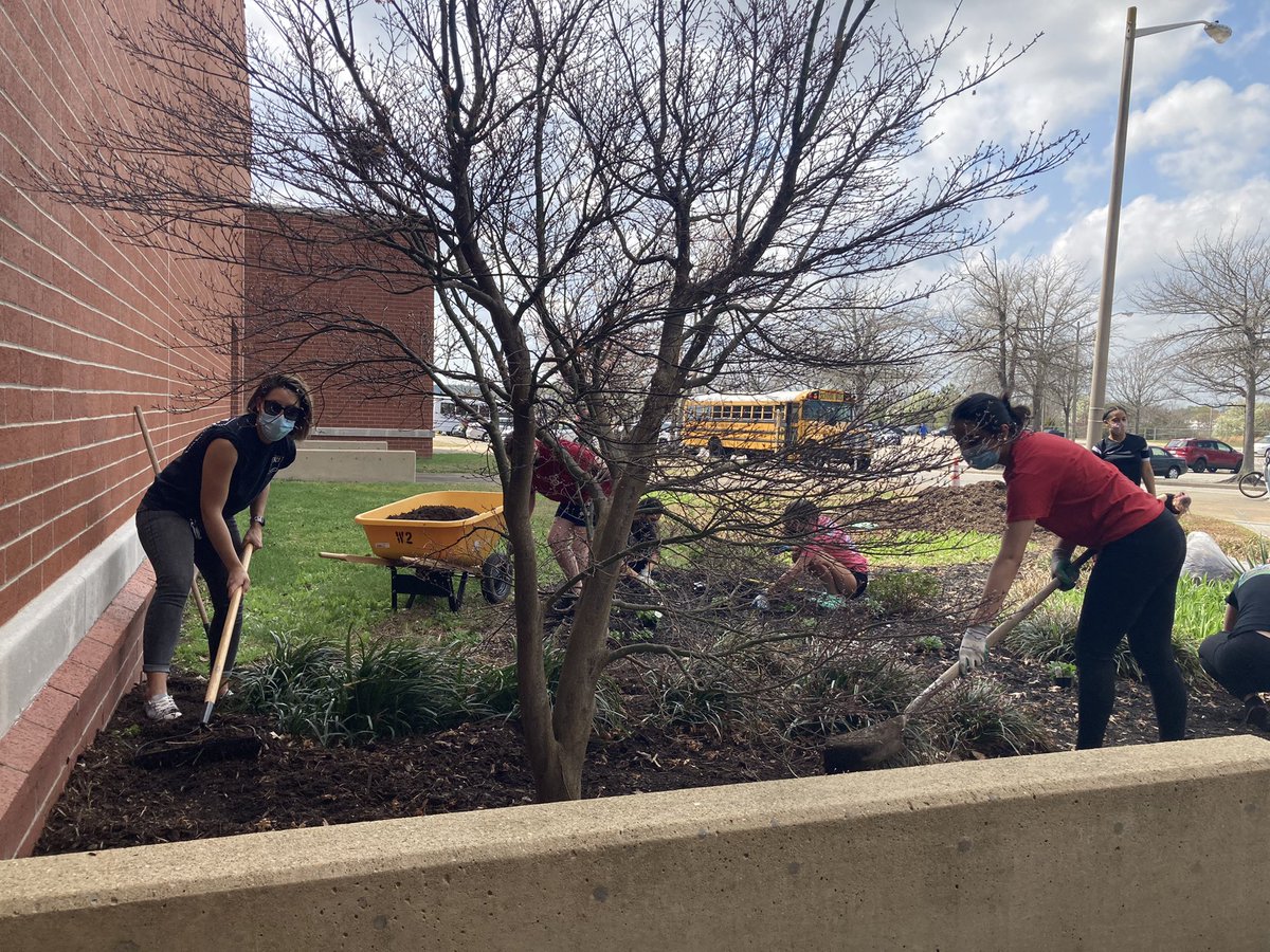 kypatton's tweet photo. It was a beautiful day to beautify our school grounds at the annual Spruce Up Salem event! Nice job, students &amp; advisors! ❤️🖤🌷🌞 @SalemHSVB @salem_nhs @SalemSCA @LeeaneTurnbull @vbschools https://t.co/Dxk7XmBclw
