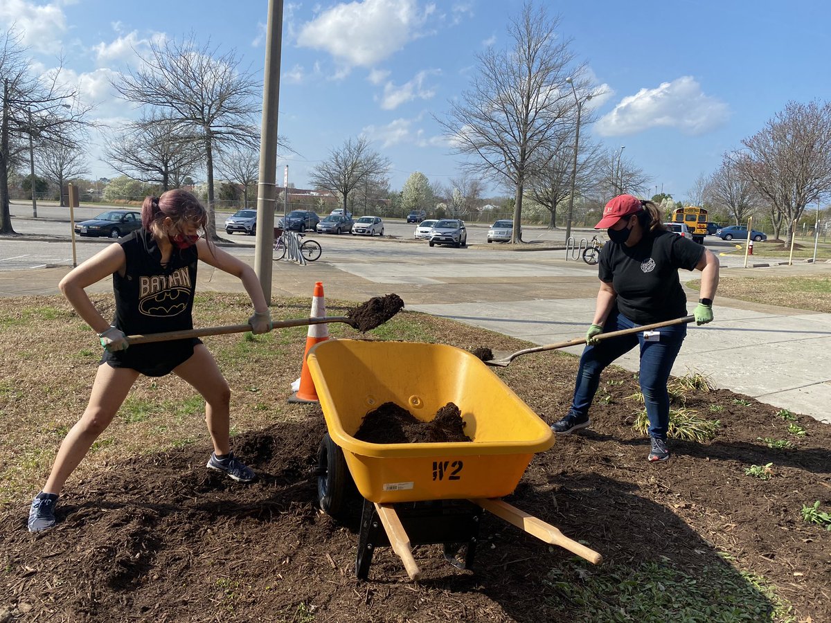 kypatton's tweet photo. It was a beautiful day to beautify our school grounds at the annual Spruce Up Salem event! Nice job, students &amp; advisors! ❤️🖤🌷🌞 @SalemHSVB @salem_nhs @SalemSCA @LeeaneTurnbull @vbschools https://t.co/Dxk7XmBclw