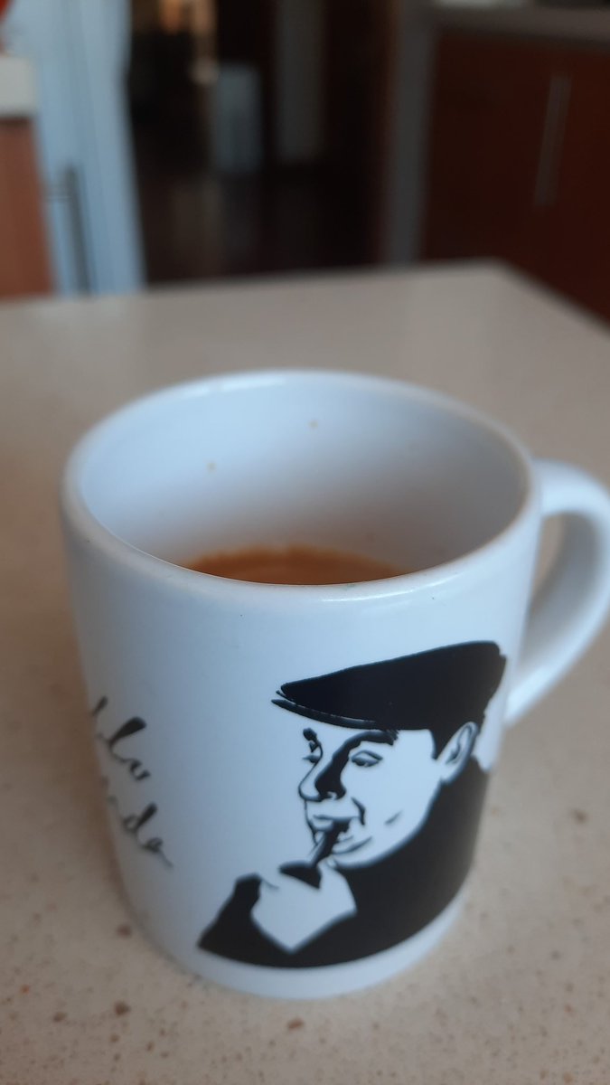 cristiaraya's tweet photo. "De vez en cuando la.vida toma.conmigo café" #Serrat #Tarres https://t.co/IAoxDqBzek