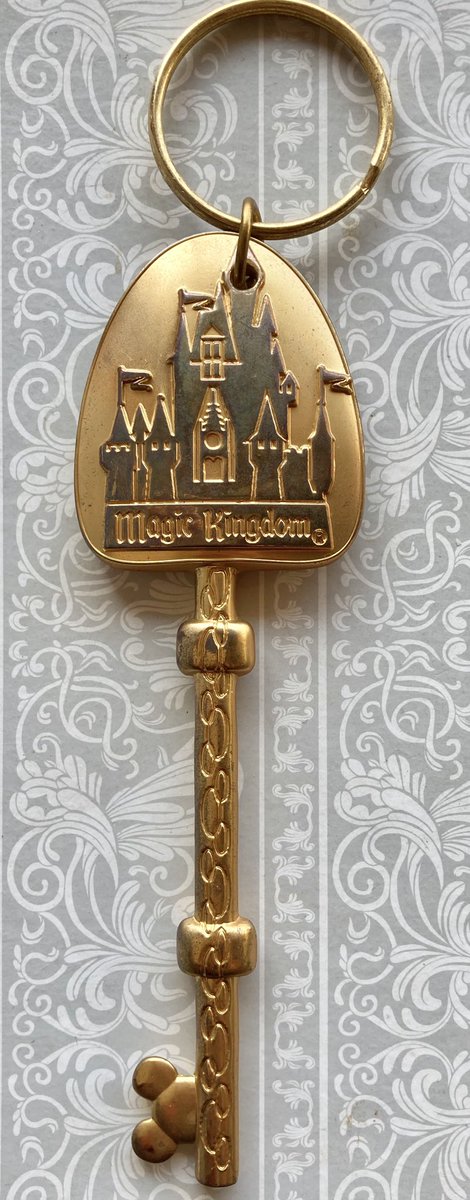 七ツ星 まったり鍵モチーフ紹介 684 フロリダのディズニーのマジック キングダムのお土産鍵型キーホルダーです 東京ディズニーランドのモデルとなったパークで メインシンボルのシンデレラ城も共通です 大型の重量感ある鍵にのシンデレラ城が