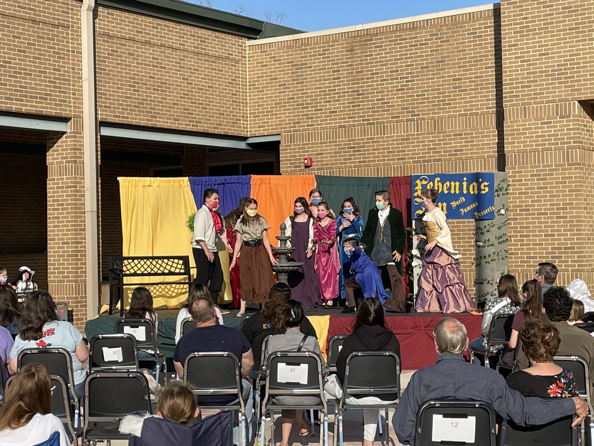 Gillis7Robert's tweet photo. Night 2 of #wildstrawberries.  Enjoyed seeing our kids perform! @LeanderTigers @leandermsTSD https://t.co/uPluLpeax3