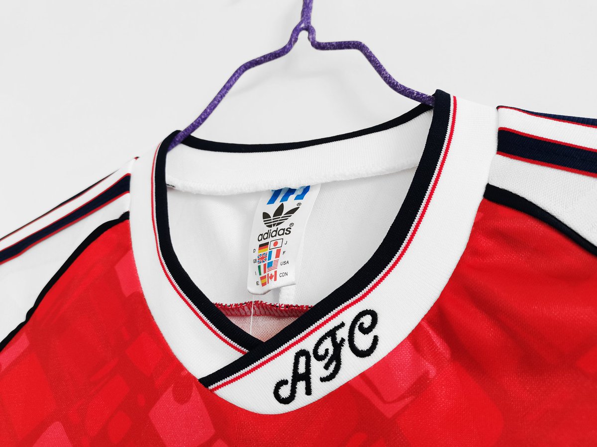 CamisaPesada's tweet photo. Com Ian Wright de artilheiro, os Gunners vestiram esse lindo manto, lá nos anos 90. Adquira já a sua:

👕 Retrô Arsenal Home 90/92
📏 Tamanhos P/M/G/GG e 2GG
💳 Parcelamos em até 12X
✈️ Enviamos para todo o Brasil
📲 https://t.co/u6RvshBoct

#camisapesada
#asuafootballstore https://t.co/kt6fLc1CQV