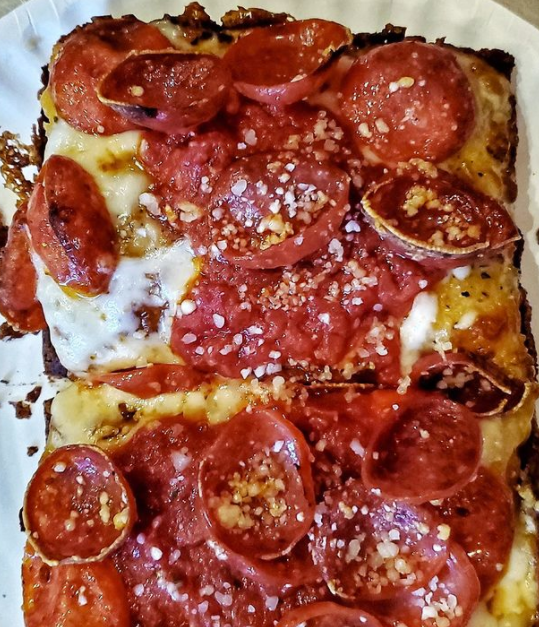 For actual dinner I had Ace's Pizza, the new Detroit style pizza spot in Williamsburg, &if you live in NBK I IMPLORE you to order it. It's SO good acespizzaspot.com

(this photo is not by me it's by Munchies instagram.com/p/CMc4aKkJw4l/ )