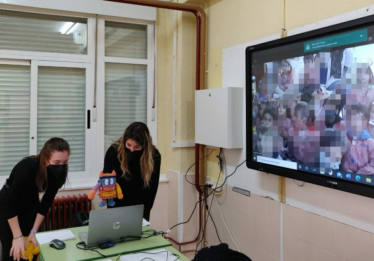 SagriLopez's tweet photo. Hoy me siento...  ¡Feliz y orgullosa! Enhorabuena a Vera, Raquel y Andrea por llenarnos de emociones. ¡Qué disfrute! @IESElGreco @Ceipvalparaiso #FPeducacióninfantil #innovación #APS #aulasdecuento https://t.co/PttCFc5QCJ