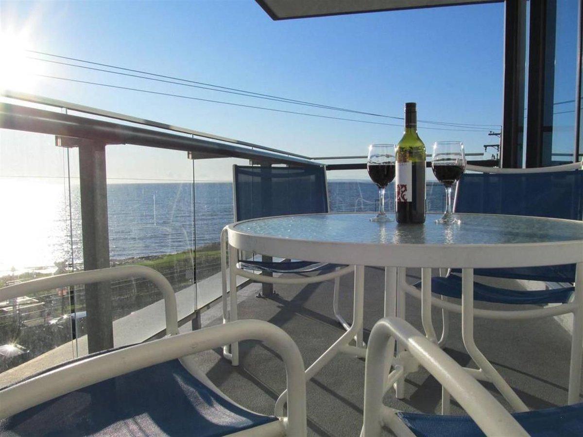 Its Wine O'Clock time in sunny White Rock 🍷  - Have a pleasant wine filled weekend!

#TGIF #wineweekend