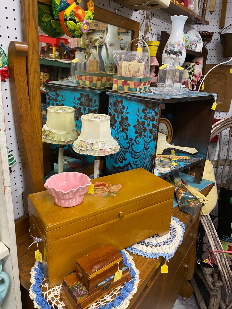 NolaBarger's tweet photo. 🌸🌺🌼shop Dealer 72🌼🌺🌸
 🐥Antiques Iowa Antique Mall
           🐇Story City, Iowa

If you see something you like, call the mall &amp; buy it over the phone.
(515) 733-9311

Open 10-7
right off I-35
Exit 124

Our mall is spacious &amp; allows comfortable, social distance shopping. https://t.co/kJwW4v3F2K
