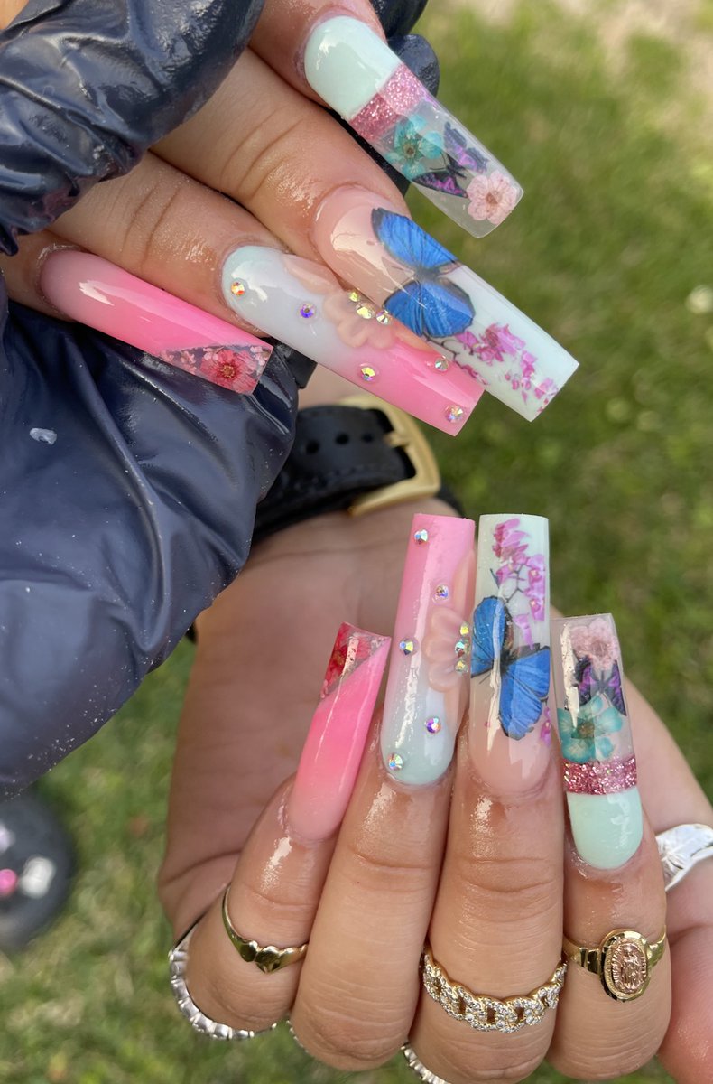 AdriValencia6's tweet photo. 🦋🌸Slight Flex💅🏻✨ https://t.co/hv4zsUvZ1B