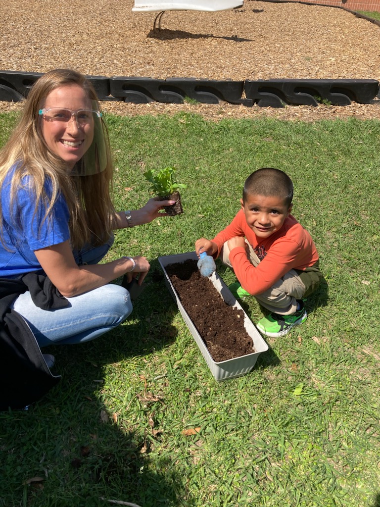 MrsSchmidt_CE's tweet photo. Beautiful Friday to plant some flowers🌺🌞 #mbebears2020 #mbeisfamily #LightTheWay #HumbleISD_MBE @MsErin_MBE https://t.co/EiLQqTtsID
