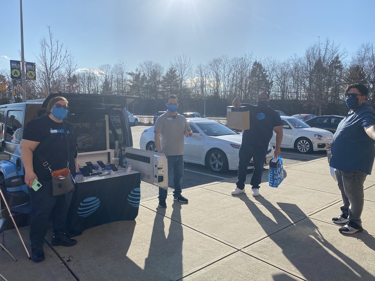 angels_candie's tweet photo. Staten Island Richmond Ave is definitely cooking on this beautiful ☀️ day! Watch out SI ya haven’t seen what this #signaturesizzler can do for you! #LifeAtATT #OneNYNJ #JeepsOut 🚙 https://t.co/LyTnaguFTA