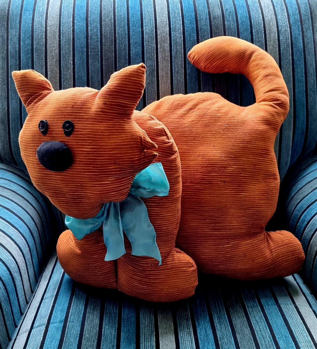LizAHug98386565's tweet photo. Something a little different today. Here is my Ginger Tom cushion machine stiched from a pattern brought from a local craft shops about 10 years ago.
#NationalCraftMonth
#lockdowncrafts https://t.co/dOHv2m47o6