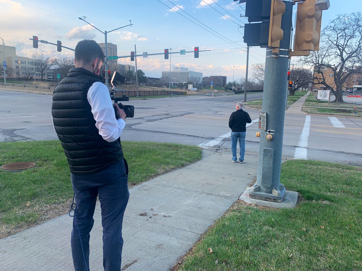 #BREAKING: Kansas Senator Gene Suellentrop has bonded out of jail. 

He had no ride upon leaving the jail. 

I asked him dozens of questions, he never once acknowledged me or said anything.

He appears to be walking back to the Kansas Statehouse now.