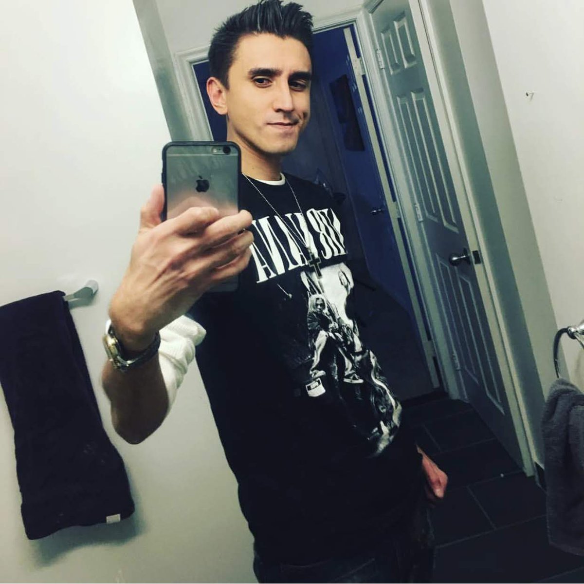 NitsujyN's tweet photo. I love doing this challenge #DontLookYourAgeChallenge believe it or not, I just turned 39 #vampire4life https://t.co/m33ZZuxTO8