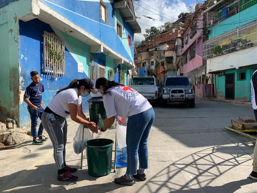 CICR_ve's tweet photo. Cuando vamos a las comunidades tomamos todas las medidas de prevención para que estemos todos protegidos 🙌

En esta charla con la comunidad de Petare llevamos un punto de lavado de manos móvil 🚿, entregamos tapabocas 😷, mantuvimos la distancia y utilizamos espacios abiertos ☀ https://t.co/LnMO6b643K